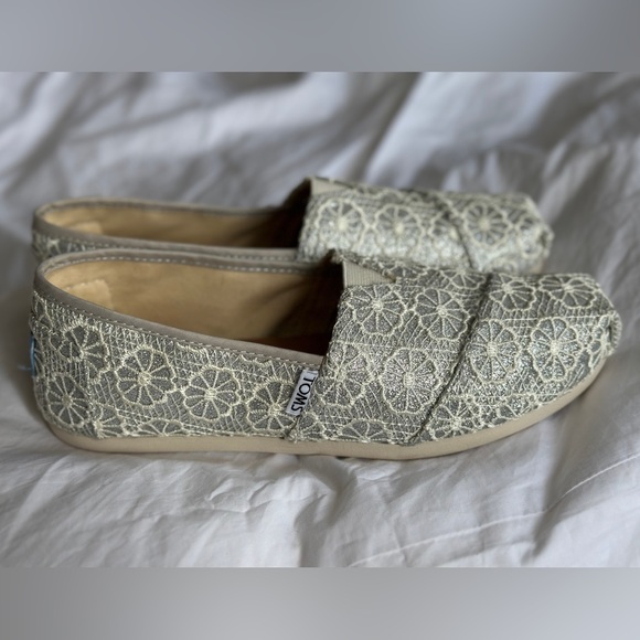 TOMS Women’s Alpargata Metallic Silver Slip-ons, Size 7.5 - Picture 1 of 7